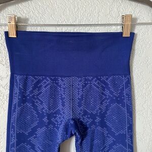 Lululemon Bright Blue Python tights